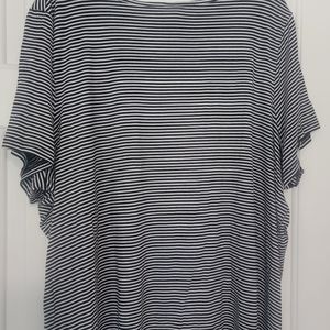 Old navy white and black  strip shirt in very good conditions size 3X